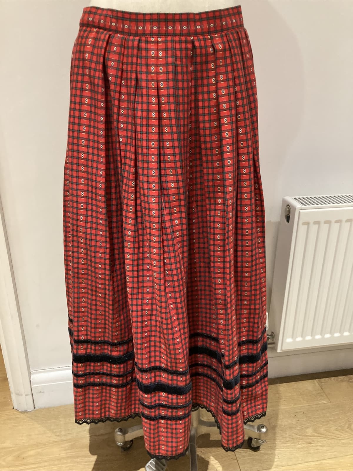 Vintage Austrian Dirndl Skirt Red/Black/Green Check Size 44, Lace Edge