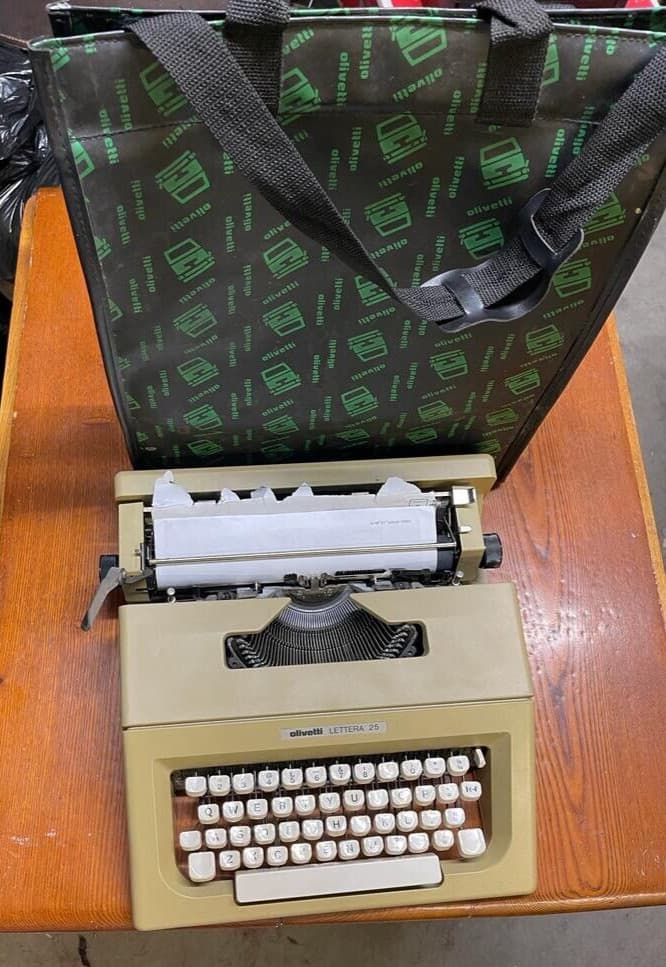 Vintage Olivetti Lettera 25 Portable Typewriter & Original Case