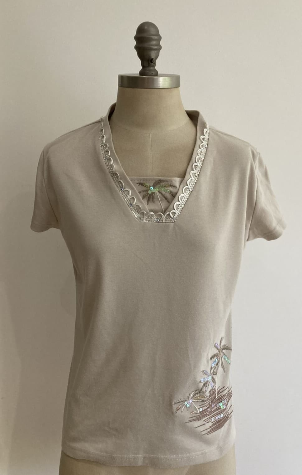 Vintage 1980s/1990s Beige T-Shirt with Palm Tree Motifs/Sequins, Size M