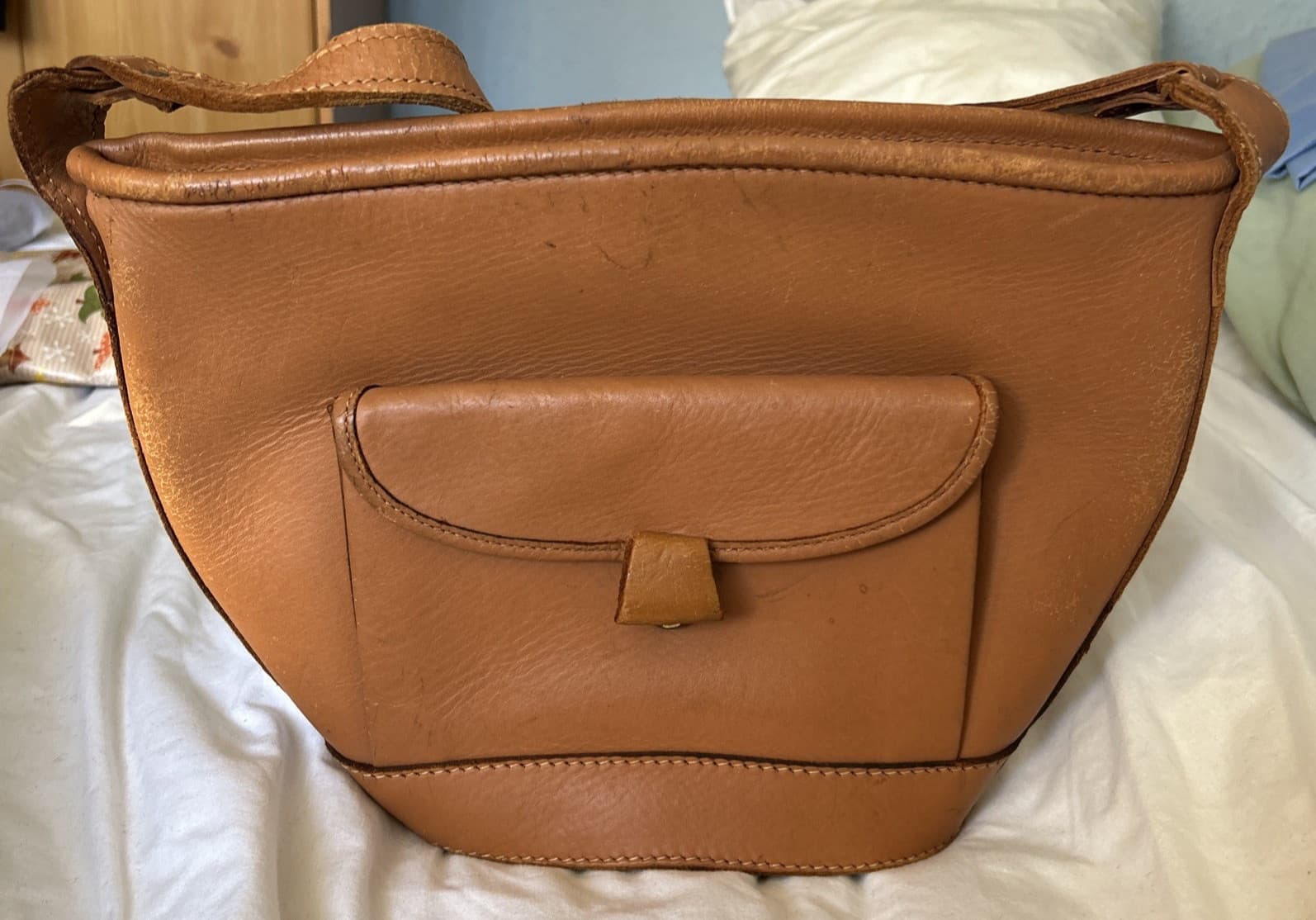 1940s VINTAGE TAN REAL LEATHER BUCKET BAG