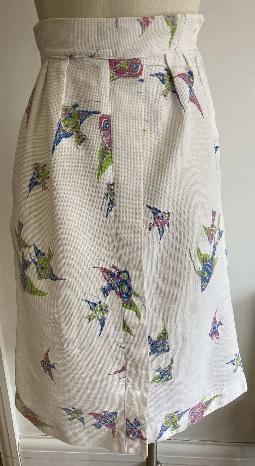 True Vintage 1950s White Skirt with Angel Fish Print, 24" Waist