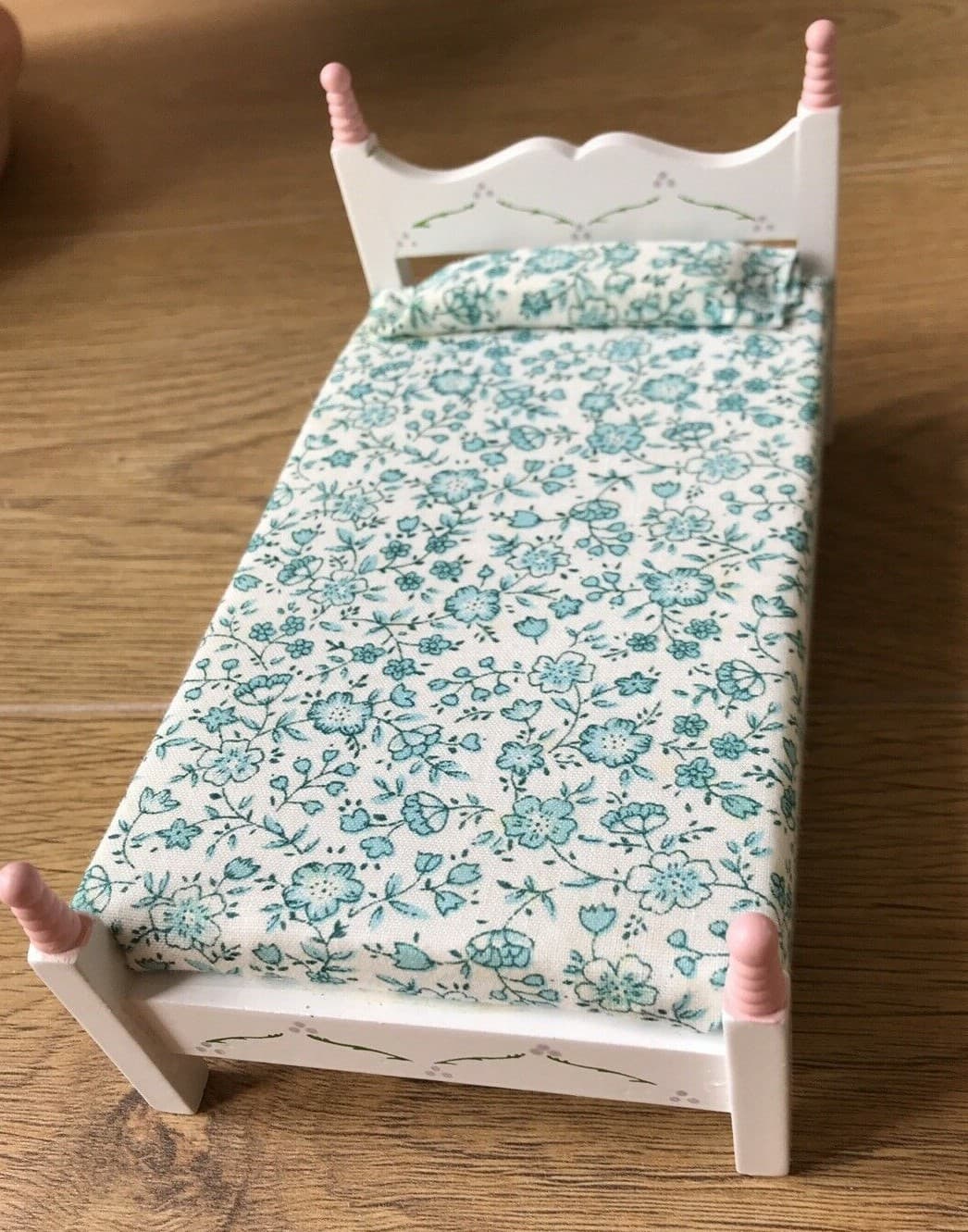 Dolls House White/Pink Bed, Floral Bedcover/Bolster