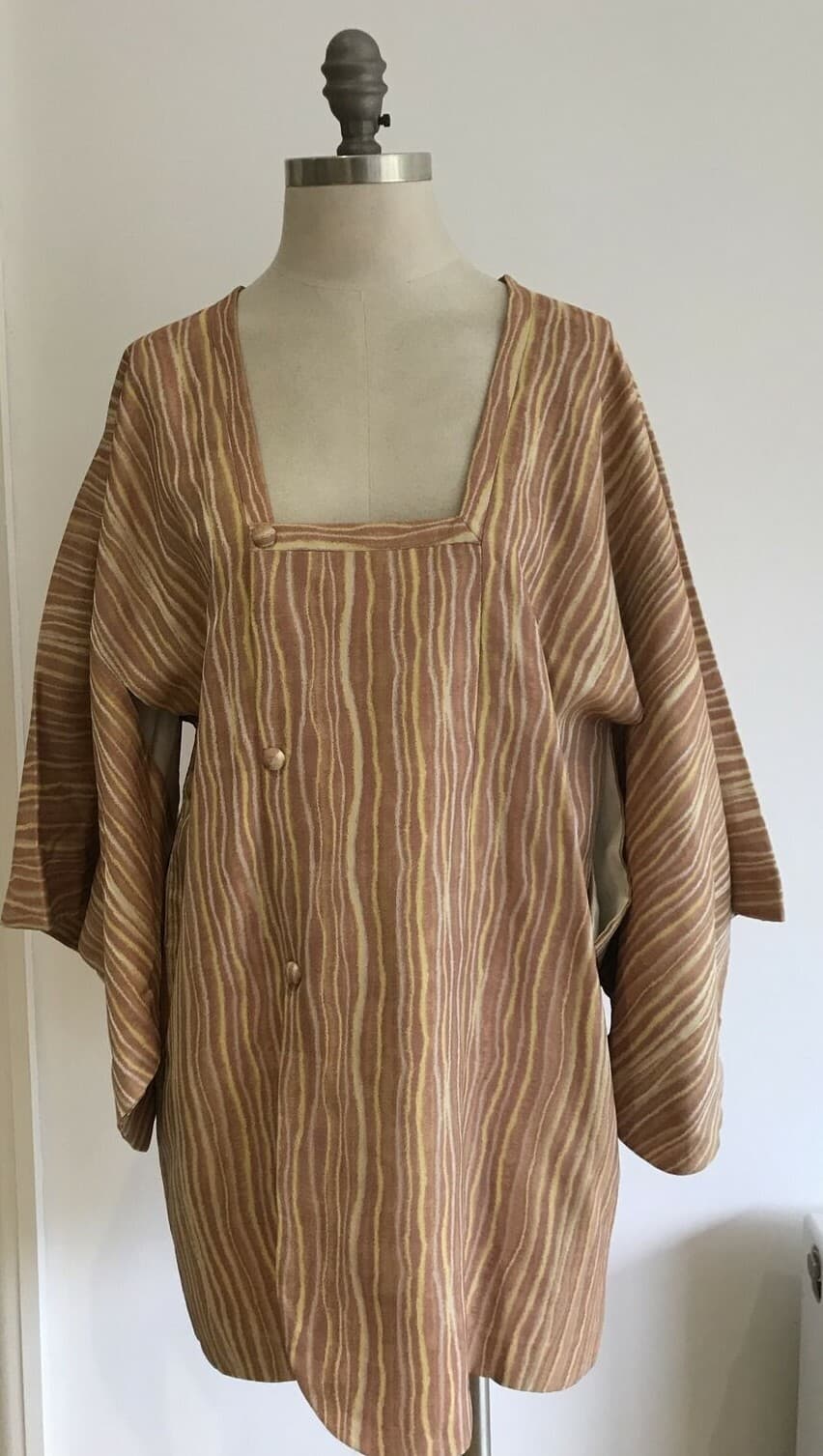 Vintage1970s Short Part-Lined Kimono with Striped Pattern