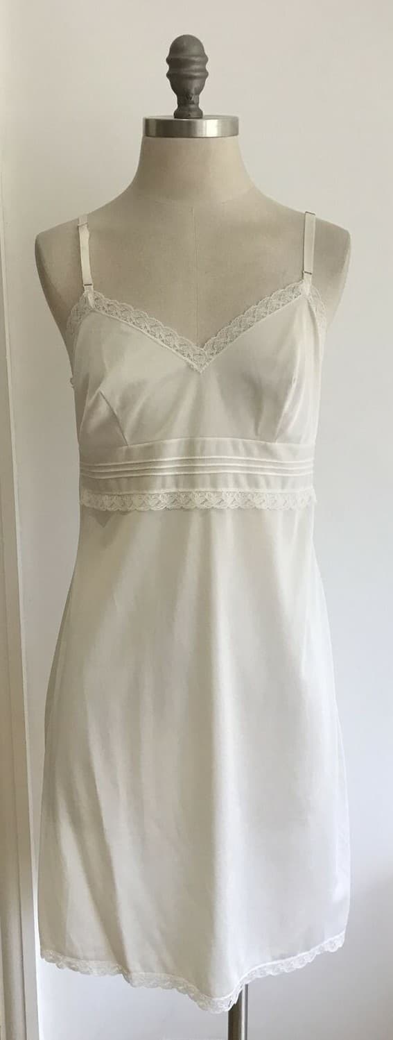 Vintage Cream Slip/Petticoat Pin-up Glam Boudoir, Size 17" Pit to Pit