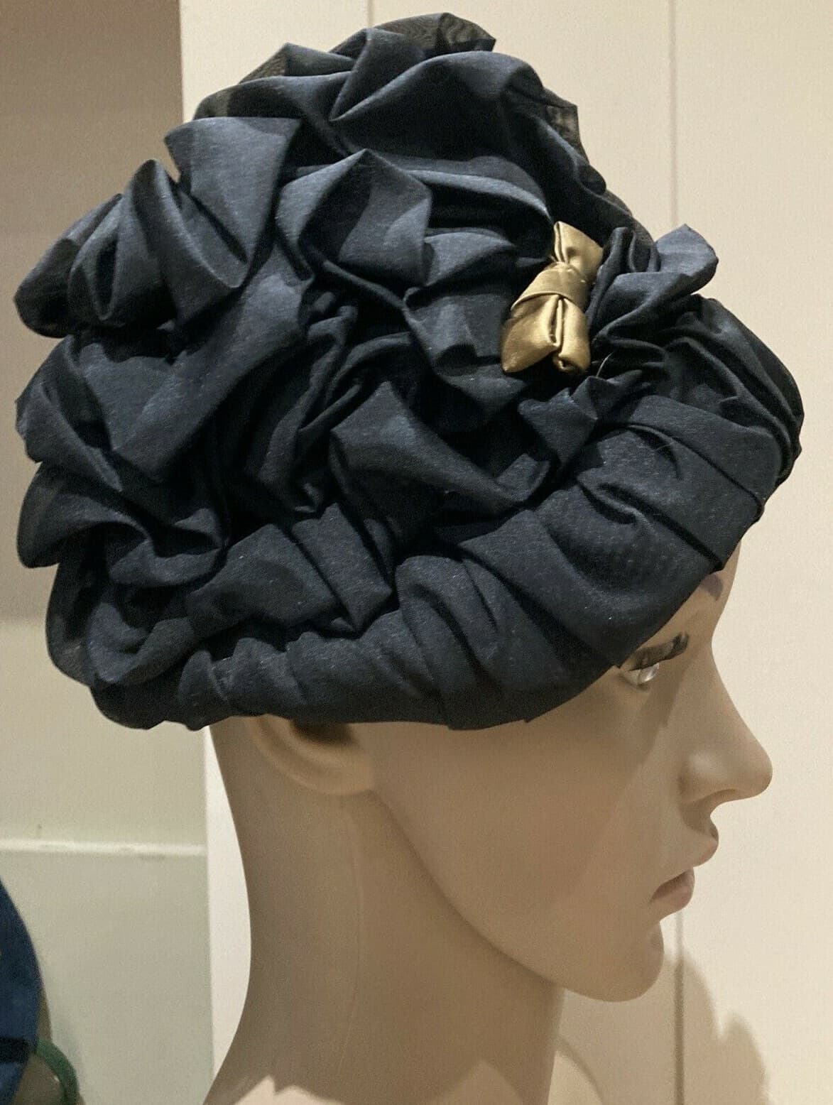Rare & Unusual Ruched 1950s Black Hat with Contrasting Bows, Goodwood? Size M