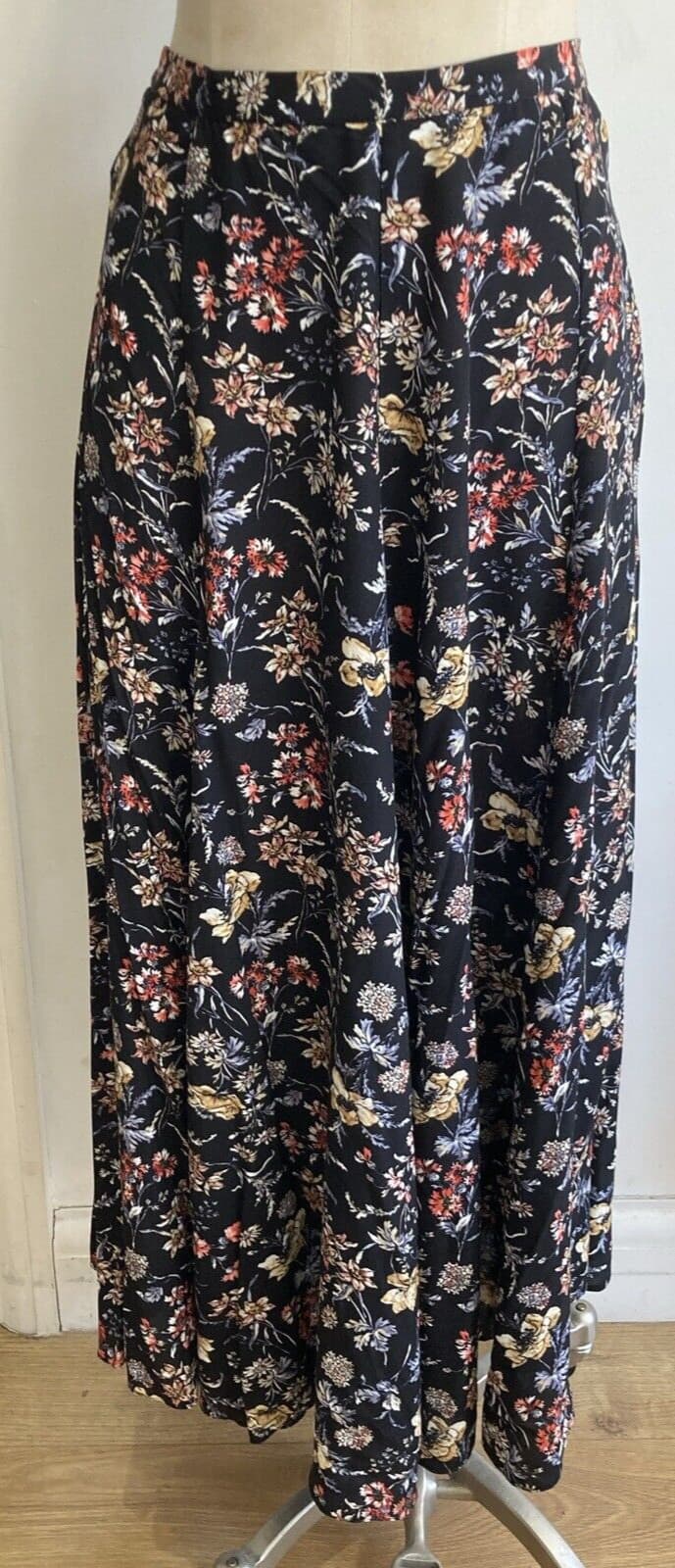 Laura Ashley Vintage Floral Country Style Skirt on Black Ground 17" across waist