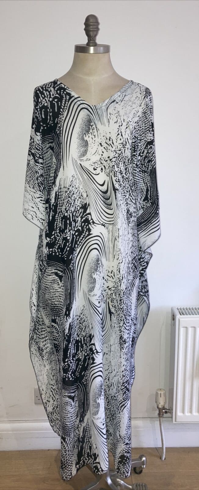 Vintage 1980s Black/White Kaftan (with Fault)