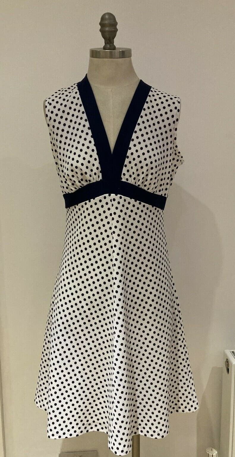 VINTAGE 1970s WHITE DRESS WITH NAVY SPOTS, SIZE 19" FROM ARMPIT TO ARMPIT