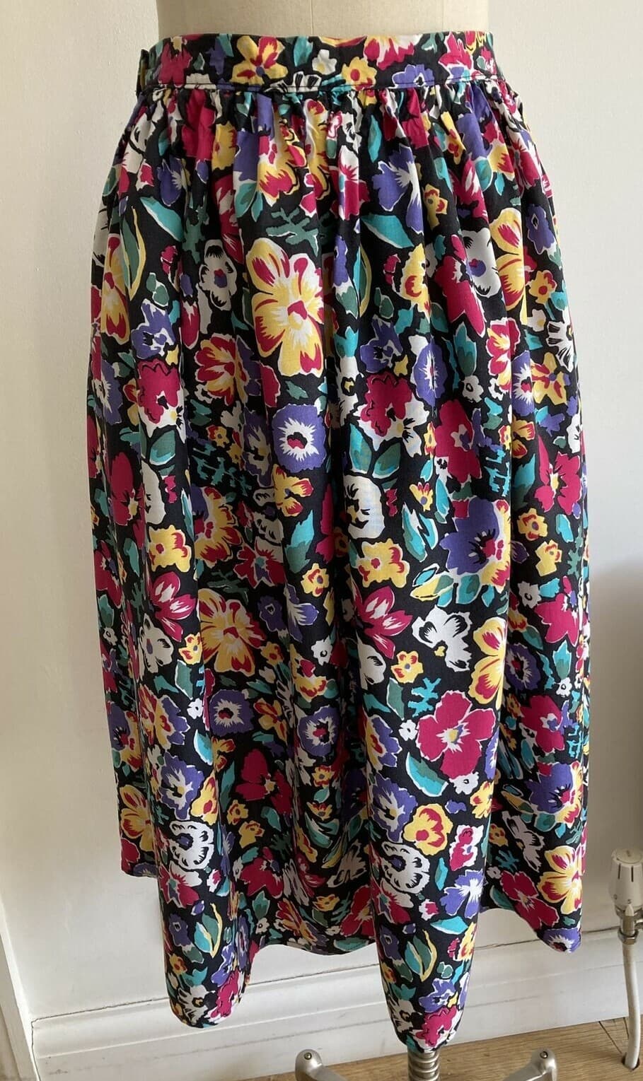 1970s/80s Black Fuchsia Floral Vintage BHS Skirt,  26" waist, VGC